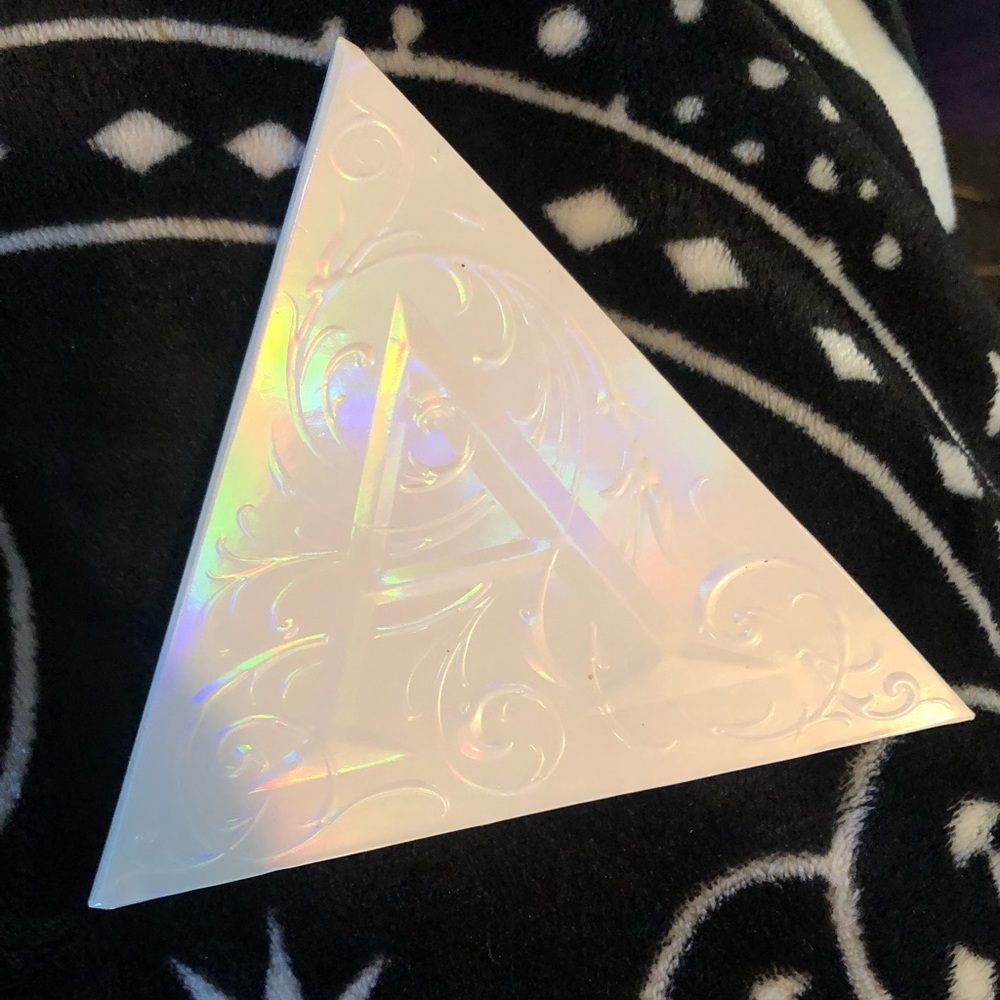 Kat Von D alchemist holographic palette. 🖤